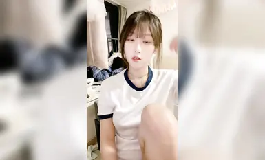 Kecantikan sekolah berwajah kanak-kanak, berdada besar, tulen [Meow Lolita] melancap pukinya yang kecil berwarna merah jambu (3)