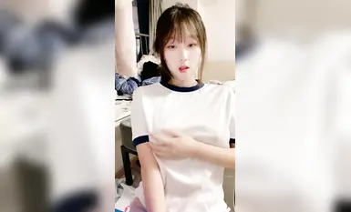 Kecantikan sekolah berwajah kanak-kanak, berdada besar, tulen [Meow Lolita] melancap pukinya yang kecil berwarna merah jambu (3)