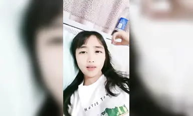 트윈 포니테일을 한 젊은 여학생[도넛]이 보지를 펼치고 분홍색 부드러운 전복을 자위합니다(2)