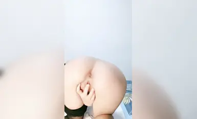 트윈 포니테일을 한 젊은 여학생[도넛]이 보지를 펼치고 분홍색 부드러운 전복을 자위합니다(2)