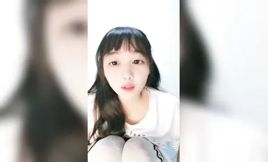 트윈 포니테일을 한 젊은 여학생[도넛]이 보지를 펼치고 분홍색 부드러운 전복을 자위합니다(3)