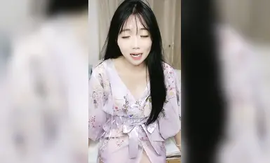 2024年7月，新人，学生妹刚下海【06年小甜甜06年甜甜】清纯漂亮小仙女，白花花的裸体骤然出现，好美超赞！ (2)