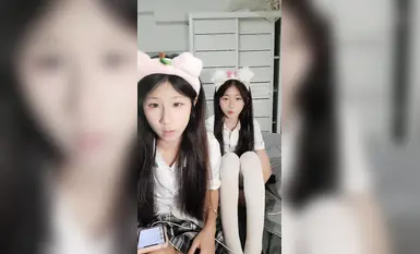19清纯少女姐妹花【糯米和小虫】JK装卡哇伊，娇小身材嫩穴，脱光光白丝跳舞，一线天馒头嫩穴，翘起屁股跳蛋震动