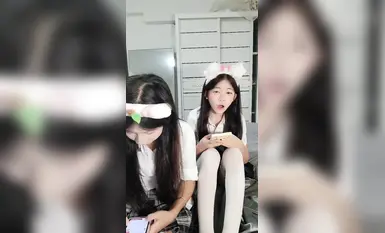 19清纯少女姐妹花【糯米和小虫】JK装卡哇伊，娇小身材嫩穴，脱光光白丝跳舞，一线天馒头嫩穴，翘起屁股跳蛋震动