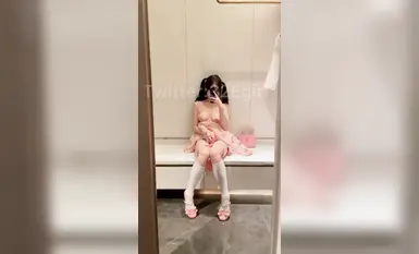 反差蘿莉萌妹『一隻沒有感情的廢物』超極品合法卡哇伊小蘿莉，一線天白虎嫩穴美鮑讓人想忍不住親一口！