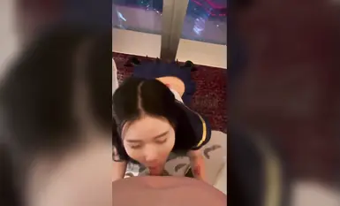 广州极品反差女【晴晴】05年小女生想不到如此之骚，户外露出啪啪、变装丝袜道具口交，电影院做爱等等，玩的非常开！ (2)