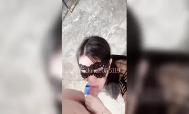 广州极品反差女【晴晴】05年小女生想不到如此之骚，户外露出啪啪、变装丝袜道具口交，电影院做爱等等，玩的非常开！ (2)