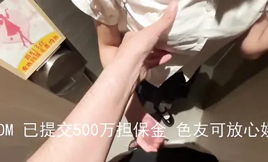 『91小鹿姑娘』-[原创]聊了三天的大三学妹逃课逛商场忍不住拉我进女厕所下面都湿了