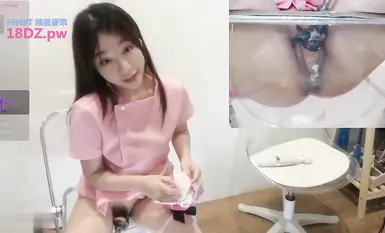 ストリップチャット ライブ ブロードキャスト セレクション コンピレーション: 天然 E カップのコントラストのある売春婦がセクシーな白い絹のバイブレーターを着用し、自慰行為をしてうめき声を上げ、気性の激しい美女が胸を揉み、マンコをバックルにし、ディルドをマンコに挿入し、精液で洪水を起こす (40)