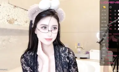 【Stripchat】混血美乳女主播「Sa_shimi」黑絲眼鏡娘浴缸誘惑，玩弄雙穴尿到浴缸里