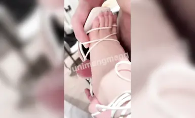 無情絲足榨汁姬女神『芋泥很忙』小哥哥又忍不住來泥泥腳下發騷了，腳趾夾著龜頭不斷挑逗摩擦你能堅持多久～2 (1)