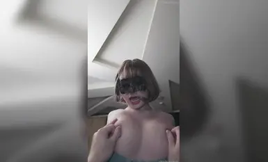 Dewi kecantikan yang paling kontras dan elegan "Demi Daddy" mempunyai susuk tubuh yang sangat merah jambu dan lembut dengan kulit putih dan merah jambu.