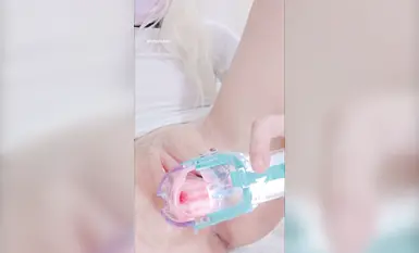 嫩妹控必备！推特贫乳粉穴【软甜糯米滋】道具紫薇裸舞嗲声骚叫福利姬小母狗带爸爸上高速大尺度私拍(1)