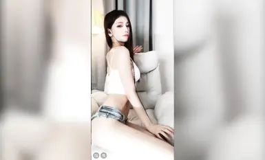 Bigo's top internet celebrity goddess [Little Doll Cat] goes into the sea and has sex without a condom and cums inside (8)