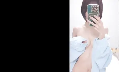 【エムオクン動画】神モデル体型！イマドキ髪色の現役アイドルらしきＳＳＳ級超上物激カワ女子による自宅鏡越しエチエチ自撮りが流出！消される前に！顔接写◎