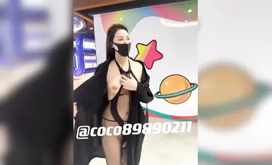 เทพธิดาเก้าเศียร "โคโค่" ถูกเปิดโปงอย่างน่าตื่นเต้น เธอได้สัมผัสกับความสุดขั้วในโรงภาพยนตร์ ~ ท้าทายที่จะปะทะกับน้องชายของเธออย่างดุเดือด ~ (3)