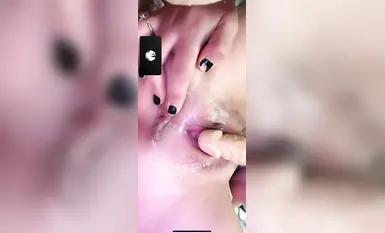 土豪高價1V1跟有舌釘唇釘的朋克清純不良學生妹視頻通話虛擬造愛，高顏身材好道具紫薇搞出好多白漿