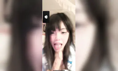 土豪高價1V1跟有舌釘唇釘的朋克清純不良學生妹視頻通話虛擬造愛，高顏身材好道具紫薇搞出好多白漿