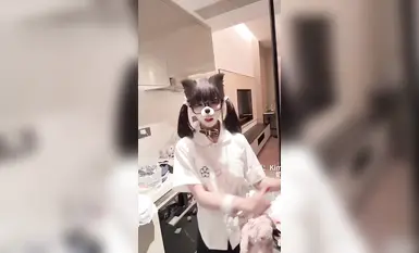 可愛蘿莉小母狗萌妹『奶醬』喜歡趴在玻璃被爸爸醬爆草，榨乾爸爸是小蘿莉的任務，我是一個泡芙，想灌滿哥哥的奶油