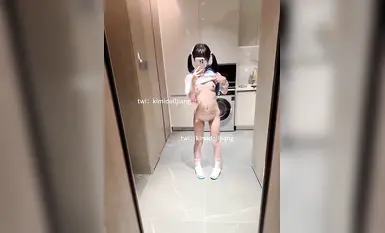 可愛蘿莉小母狗萌妹『奶醬』喜歡趴在玻璃被爸爸醬爆草，榨乾爸爸是小蘿莉的任務，我是一個泡芙，想灌滿哥哥的奶油