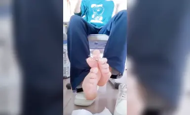 女神嫩妹足交【小琪琪文文】美腿玉足小可爱足交26部合集(21)
