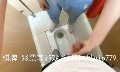 天花板级约炮大神『Adeless2』-惊险！星巴克旁边的公厕，正在吃鸡吧，突然进来人了，贵在真实