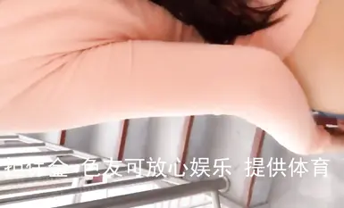 天花板级约炮大神『mmmn753』-真实偷情，旁边就是电梯，骚逼想叫又不敢叫