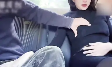 带着穿黑丝的漂亮小姨子到野外车震偷情无套内射，吃鸡吧的时候还风骚地看着我