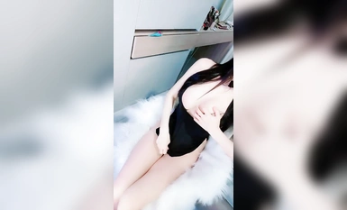 The top new green broadcasting goddess goes to the sea [Xiao Yuer]. Her incredible looks and figure instantly surpass all the Internet celebrities. She has a beautiful figure like an anime, the best big breasts, and the best beauty in the world (2)