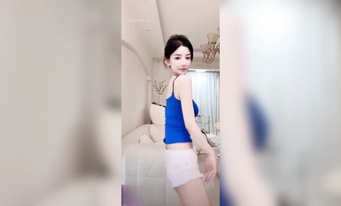 快手【孫妮】性感長腿女神 熱褲抖臀 騷表情 騷舞誘惑 (1)