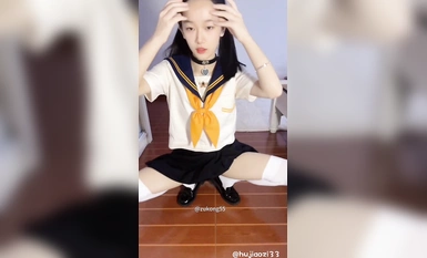 04年清純露臉小姐姐【胡椒籽】最新9月定製，各種COS裸體騷舞，道具紫薇噴水，與金主性愛 (6)