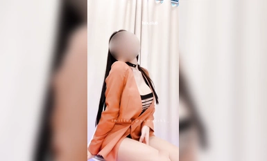 Con chó cái gợi cảm cao gót Npxvip với váy hông, con chó cái ngực bự với mông đào, nhiều đồ chơi điện nhét vào lỗ đôi để thủ dâm, cưỡng bức đạt cực khoái, phun nước và nước trắng