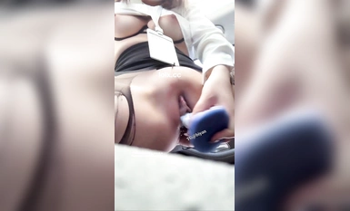 Zaitun, setiausaha wanita awek terbaik, diam-diam bermain dengan pukinya sambil duduk di dalam kereta bosnya, membayangkan bahawa bosnya sedang merosakkannya dengan ayam besar.