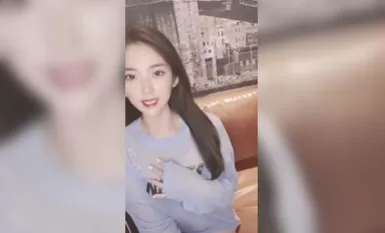浓眉大眼女神--极品尤物【东方空姐】勾人魂魄的妖女：’啊啊，哥哥喜欢人家的小骚逼吗，流好多小骚水啦‘，手指插穴 好骚好淫荡