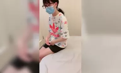 高中清纯眼镜妹初夜开苞 两瓣阴唇饱满肥美裂缝相当紧致 一镜到底滚烫落红草率了浓浓精液内射溢出