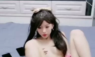 Mila yang cantik temperamental mempunyai seks yang ghairah, dan pukinya yang tidak berbulu ditembusi oleh alat penggetar pasangan seksnya.