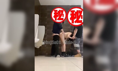 專約極品大神『橘sir-S』電影院男廁蒙眼全裸放置，羞恥的被兩個單男凌辱調教，前後夾擊3p！。