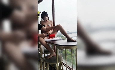 Ang nangungunang pagsasanay S master ng Twitter na si "Mr. Streetlight", ang inosenteng maliit na M na may nakatusok na buntot na nakalabas sa labas, naglalakad sa aso sa 38-degree na init, parehong natatakpan ng pawis ang lalaki at ang aso, nal