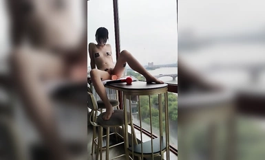 Ang nangungunang pagsasanay S master ng Twitter na si "Mr. Streetlight", ang inosenteng maliit na M na may nakatusok na buntot na nakalabas sa labas, naglalakad sa aso sa 38-degree na init, parehong natatakpan ng pawis ang lalaki at ang aso, nal
