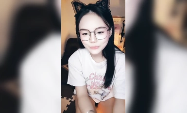 你的鄰家妹妹~想不到這么騷~【酒窩小妹】宿舍開播自慰噴水 (1)