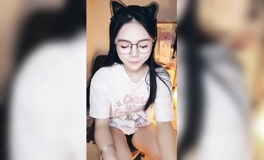 你的鄰家妹妹~想不到這么騷~【酒窩小妹】宿舍開播自慰噴水 (1)