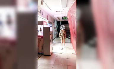 女子大生ビッチガール「泉城カップル」これはあなたが覚えているキャンパス美人、良い子、若い女の子の印象と同じですか？パンツを脱いで尻を上げて挿入をおねだり(2)