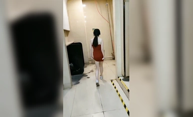 大学生母狗带着乳夹去男厕所自慰完成主人的任务