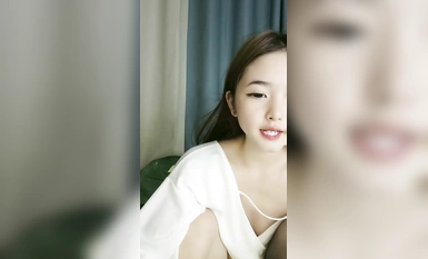 【小鱼塘】萝莉女神粉嫩鲍鱼穴脱衣裸舞按摩棒自慰(9)