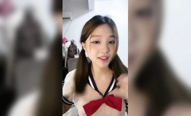 【伊伊萌】嫩逼美少女 裸舞自慰 白漿噴尿 (1)