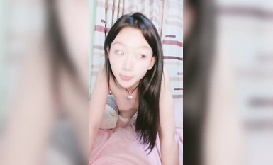 Ang inosenteng babaeng katabi ay gustong kumain ng mga strawberry, ligaw na sumasayaw, nanliligaw at nagsasalsal (9)