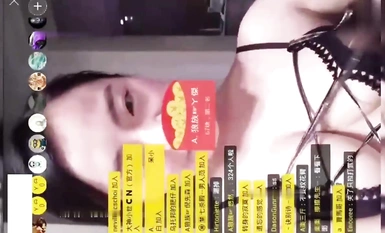 重磅雪梨枪4P门，火爆全网独家千金雪梨枪，无套被多人爆操群交哭了！