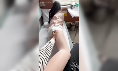 海角极品少妇超爽乱伦【会喷水的亲姐姐】与姐姐在火车上相爱啪啪，吃鸡抠逼艹逼一套下来，紧张刺激又超爽！