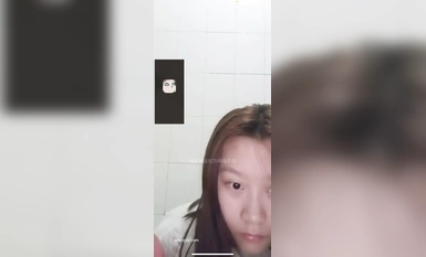 露臉反差學生妹，金主重金定製，很聽話清純眼鏡學霸【李嘉琪】有償1V1視頻通話，居家各種淫態紫薇，摳了一手白漿 (2)