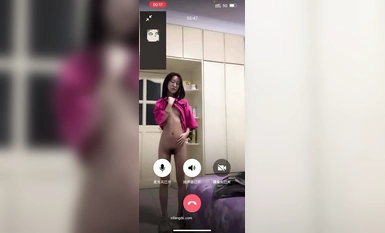 露臉反差學生妹，金主重金定製，很聽話清純眼鏡學霸【李嘉琪】有償1V1視頻通話，居家各種淫態紫薇，摳了一手白漿 (2)